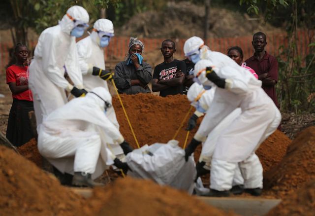 Entierro de víctima de ébola en Liberia