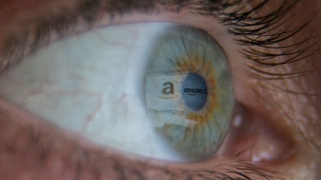 Logo da Amazon refletida nos olhos de um consumidor