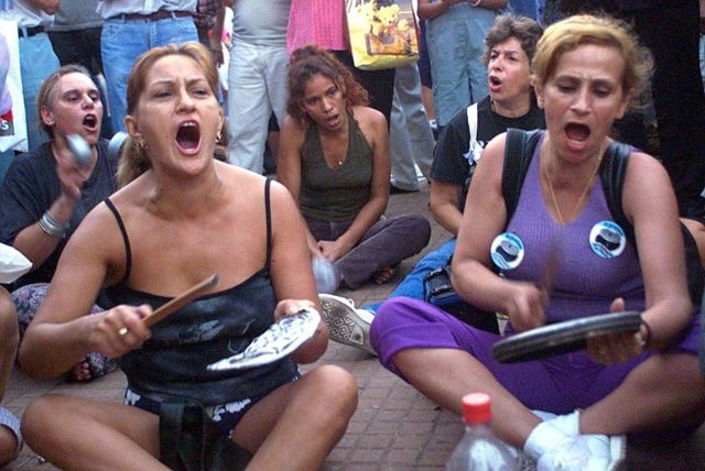 Mujeres argentinas protestan golpeando cacerolas en una imagen de archivo.