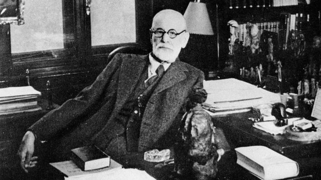 Sigmund Freud en su despacho