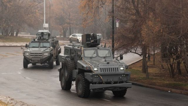 Военные автомобили патрулируют улицы 7 января