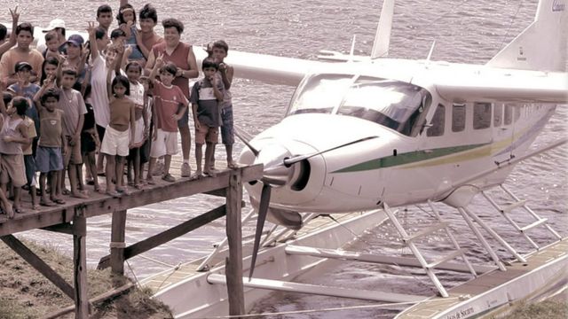 Avião da Asas de Socorro em aldeia indígena