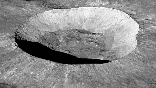 Shimo kubwa la Giordano Bruno kwenye Mwezi lililo na upana wa kilomita 22