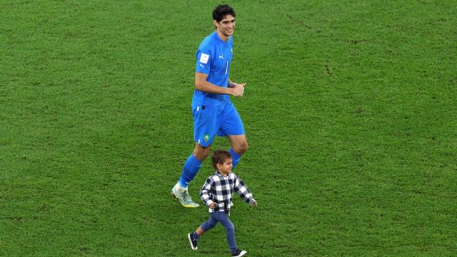 Yassine Bounou celebra con su hijo la victoria por 1-0 del equipo tras el partido entre Marruecos y Portugal