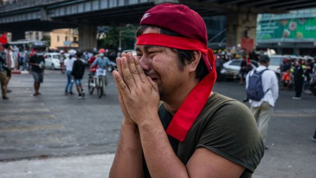 தங்களை நோக்கி கண்ணீர் புகை குண்டுகளை வீச வேண்டாமென்று மியான்மர் காவல்துறையினரை கெஞ்சும் போராட்டக்காரர் ஒருவர்
