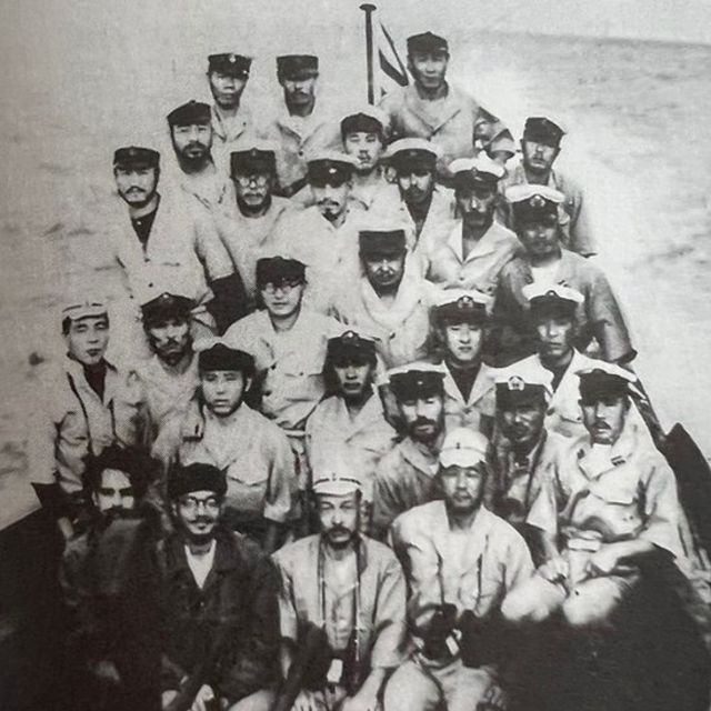 ஜப்பானிய நீர்மூழ்கிக் கப்பல் பணியாளர்களுடன் நேதாஜி