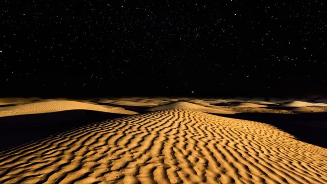 Noche estrellada sobre el desierto Sahara en Túnez.