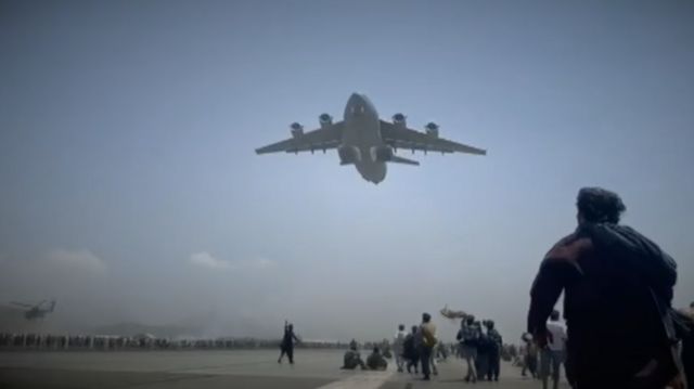 Taliban'ın yönetimi ele geçirdiği günlerde Kabil Havalimanı'ndaki kaos