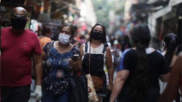 Pessoas andam de máscara na rua no Rio de Janeiro