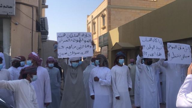 صورة متداولة على تويتر تظهر المحتجين في صحار يرفعون لافتات عليها بعض مطالبهم ومناشدة للسلطان بالتدخل لحل أزمتهم
