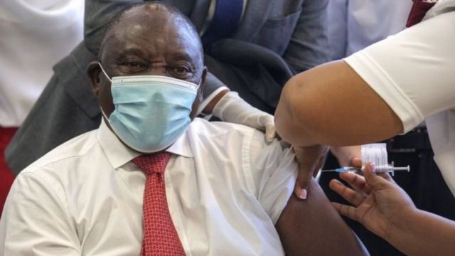 Le président sud-africain, Cyril Ramaphosa se faisant vacciner