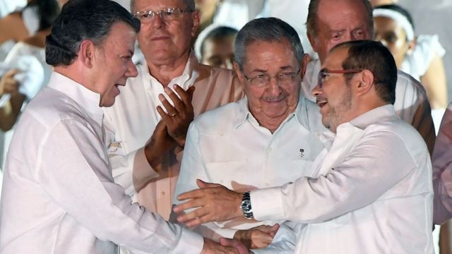 Juan Manuel Santos e Timotchenko celebram acordo de paz observados por Raúl Castro