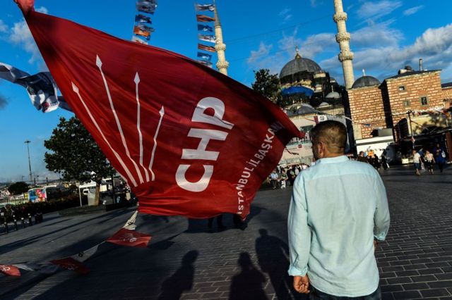 İstanbul sokaklarında bir CHP bayrağı