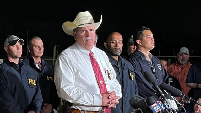 El sheriff del condado de San Jacinto, Greg Capers, anunciando el arresto de Francisco Oropesa
