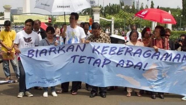 Jemaah gereja melakukan protes atas disegelnya GKI Yasmin pada 11 Maret 2012.