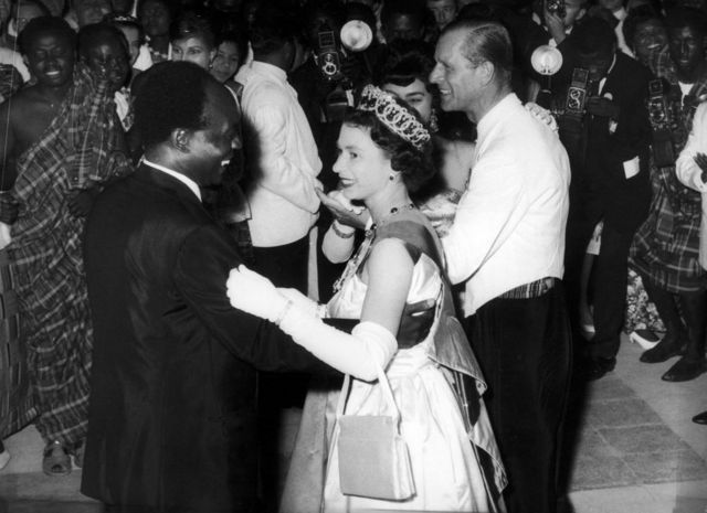 الملكة إليزابيث الثانية ترقص مع رئيس غانا المستقلة، كوامي نكروما، في عام 1961
