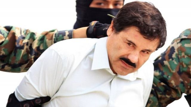 Joaquín "El Chapo" aparece algemado e olhando para o lado