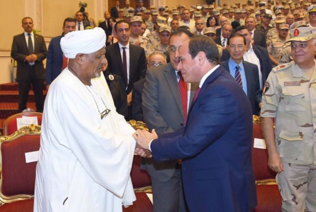 أحمد إدريس مع الرئيس عبد الفتاح السيسي في أكتوبر/تشرين الأول 2017