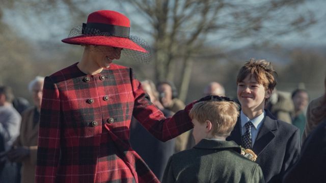 Элизабет Дебики в красном пальто и красной шляпе с принцами