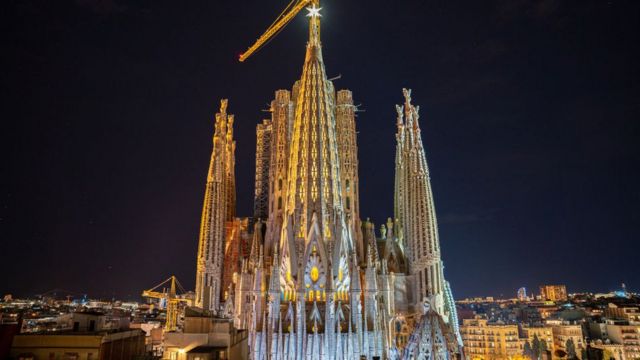 Sagrada Família iluminada à noite