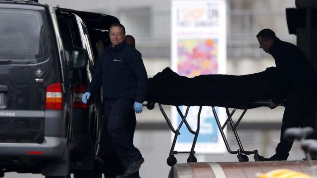 ブリュッセルのメルベック地下鉄駅から運び出される被害者の遺体(23日)
