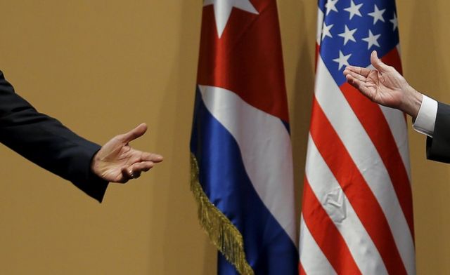 Ibiganza bya Perezida Barack Obama na Perezida wa Cuba Raul Castro mu kiganiro n'abanyamakuru.