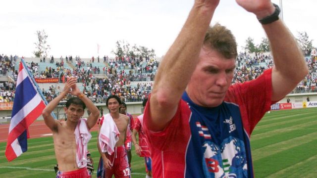 ปีเตอร์ วิธ และนักฟุตบอลทีมชาติไทย หลังจบเกมการแข่งขันนัดชิงที่ 3 ในเอเชียนเกมส์1998