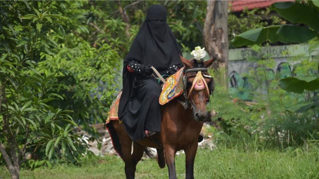 Pasukan Niqab' Indonesia berlatih menunggang kuda dan memanah - BBC News  Indonesia