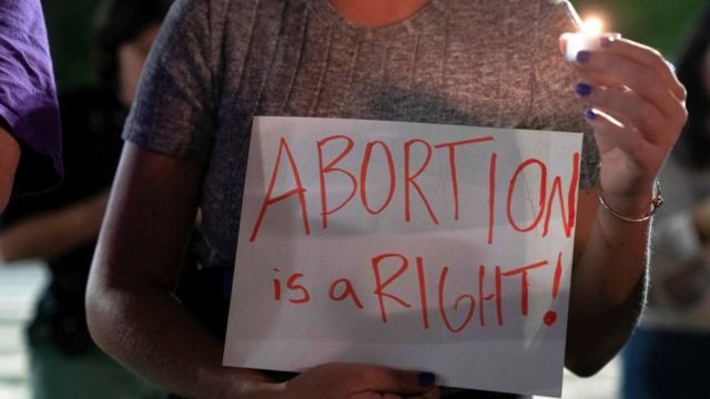 امرأة تحمل لافتة كتب عليها الإجهاض حق