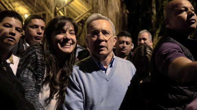 Álvaro Uribe espera los resultados del referendo.