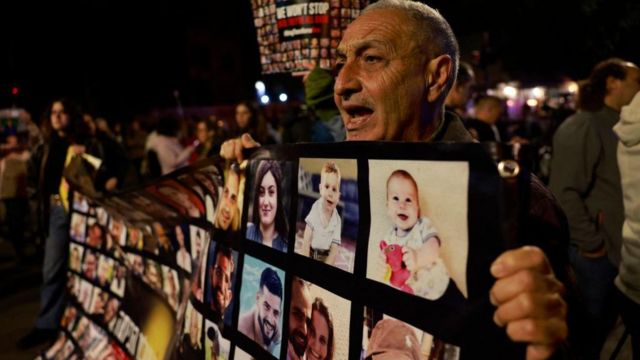 اعضای خانواده گروگان‌های اسرائيلی و حامیان آن‌ها با تجمع در نزدیکی اقامتگاه نخست وزیر خواستار اقدام دولت برای آزادی گروگان‌ها شده‌اند