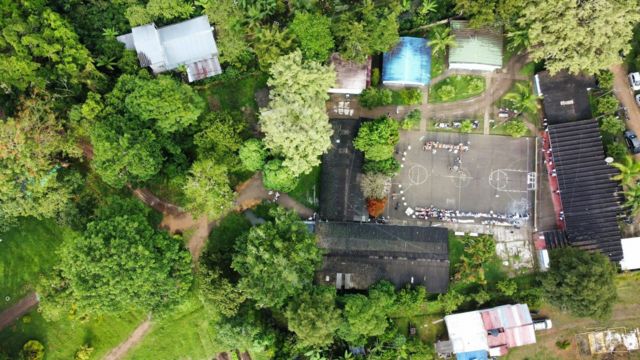 Vista aérea de la escuela rural.