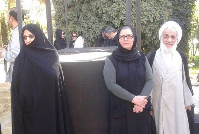 بدری خامنه ای (نفر اول از چپ) خواهر رهبر جمهوری اسلامی، از آیت الله خامنه ای و حکومت اعلام برائت کرده است 