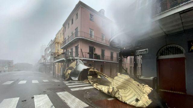 Parte de un techo terminó en las calles de Nueva Orleans.