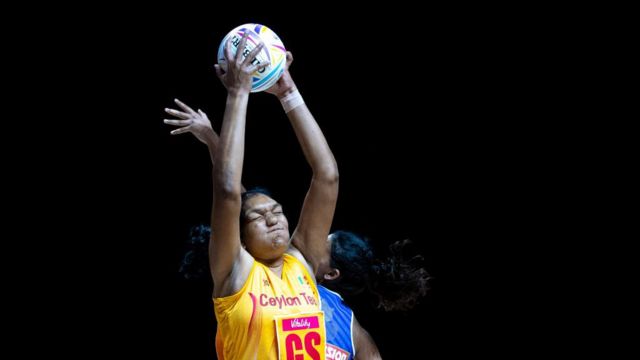 இலங்கையின் தேசிய அணியிலிருந்து ஓய்வு பெற்றுள்ள உலகில் உயரமான வலைப்பந்தாட்ட வீரர் தர்ஜினி சிவலிங்கம்