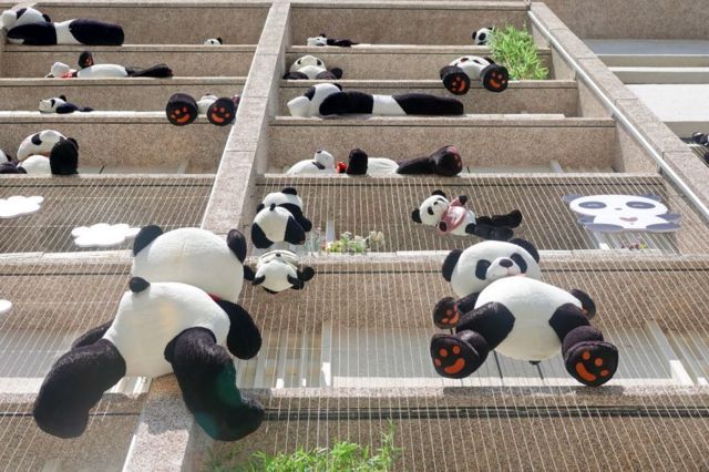 La fachada de un hotel vestida con pandas