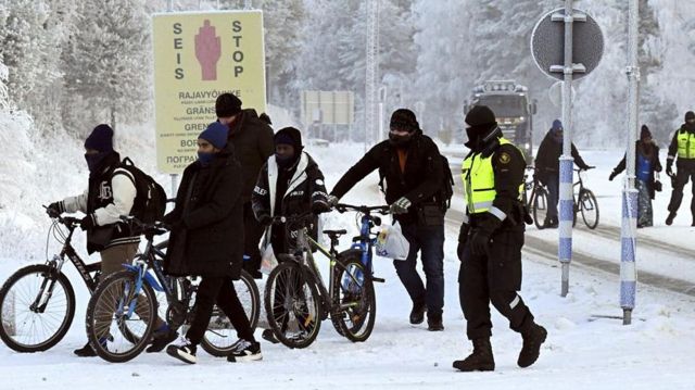 Migranti con le biciclette al confine finlandese presso Salla, ora chiuso. REUTERS