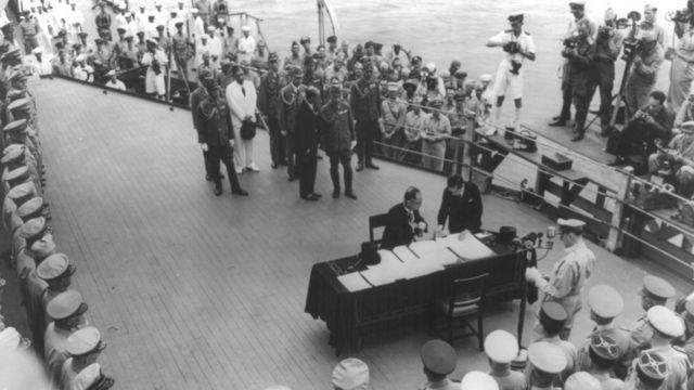 1945年9月2日，日本签署投降书。。(photo:BBC)