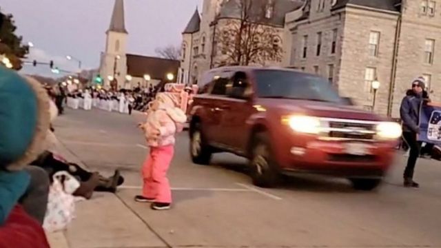 Wisconsin: al menos 5 muertos y más de 40 heridos tras embestir una  camioneta contra un desfile navideño en Waukesha - BBC News Mundo