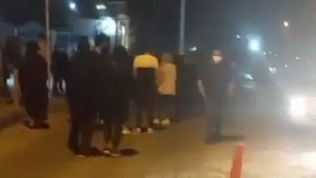 تجمع معترضان به احتمال اجرای حکم اعدام سه زندانی در اصفهان. ماموران حکومت برای متفرق کردن مردم به خشونت متوسل شدند