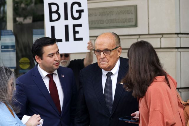 Rudy Giuliani, habla con miembros de la prensa antes de abandonar el Tribunal de Distrito de los Estados Unidos el 19 de mayo de 2023 en Washington, DC