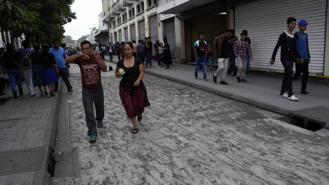 Personas en una calle de Ciudad de Guatemala