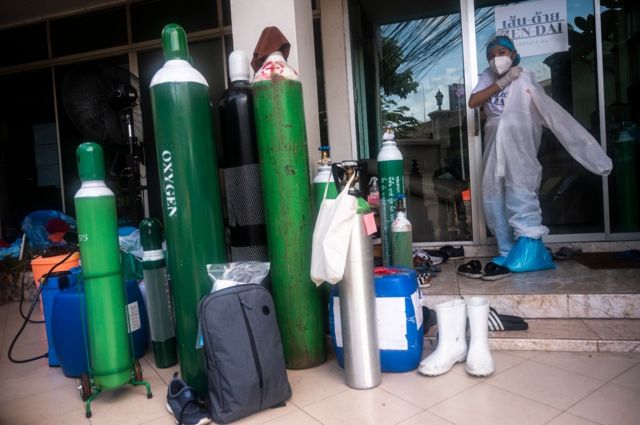 เจ้าหน้าที่กลุ่มเส้นด้ายเตรียมตัวออกปฏิบัติงาน