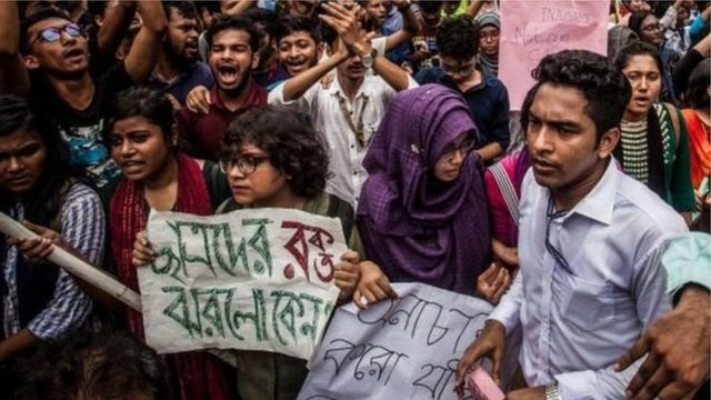 বাংলাদেশ নিরাপদ সড়ক আন্দোলন: শিক্ষার্থীরা মুক্তি পেলেও মামলা থাকায় শঙ্কা - BBC News বাংলা