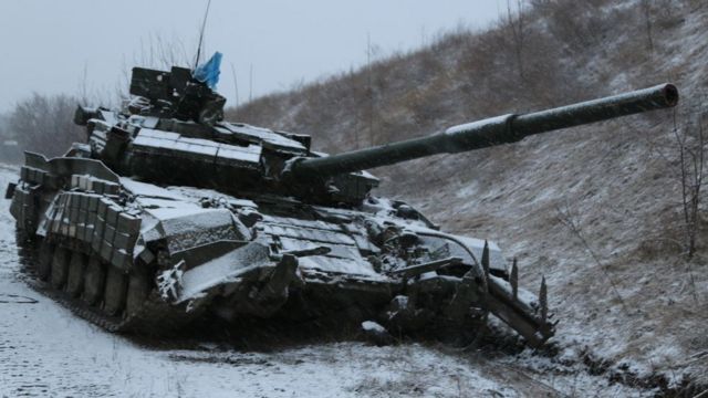 Một chiếc xe tăng bị hư hại sau trận pháo kích ở Donetsk, nơi phe ly khai thân Nga kiểm soát, ngày 8 tháng 3 năm 2022