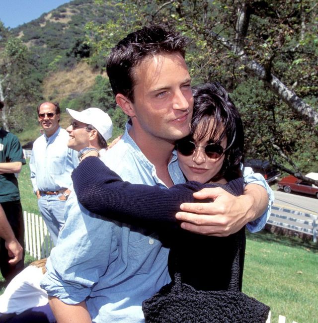 Matthew Perry y Courteney Cox en un evento en 1995