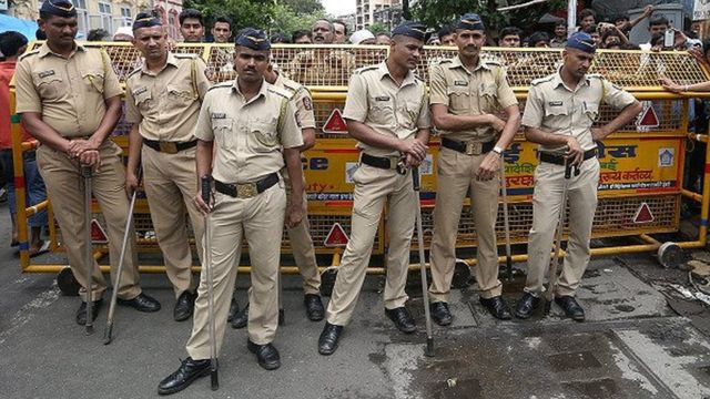 मुंबई पुलिस के जवान.