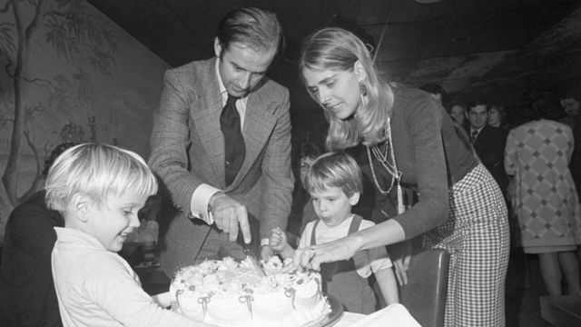 Joe Biden junto a su fallecida esposa Neilia  y a sus hijos.