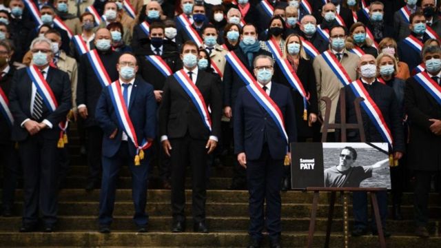 ফরাসী পার্লামেন্ট চত্বরে নিহত শিক্ষকের প্রতি শ্রদ্ধা জানাচ্ছেন এমপিরা