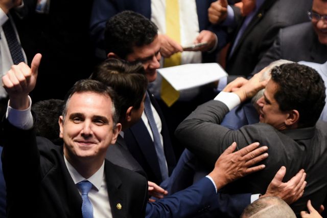 Rodrigo Pacheco acena para as câmeras após ser reeleito presidente do Senado